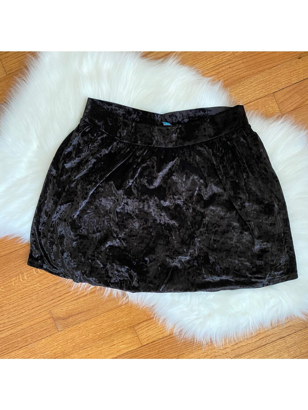 L'Amour XL Black Crushed Velvet Skirt Elastic Flowy Lined Short